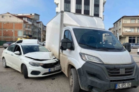 Çarpışmanın şiddetiyle otomobil kamyonetin altına girdi: 1 yaralı