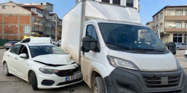 Çarpışmanın şiddetiyle otomobil kamyonetin altına girdi: 1 yaralı