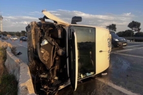 Büyükçekmece’de servis minibüsü devrildi