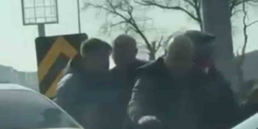 Bursa’da yol verme kavgasında yumruklar havada uçuştu