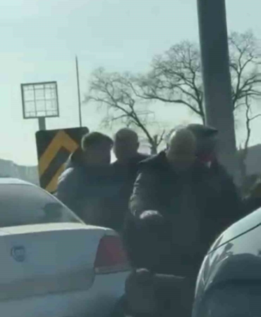 Bursa’da yol verme kavgasında yumruklar havada uçuştu