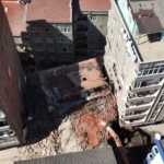 Esenler’de çöken 8 katlı bina bitişiğindeki 2 binaya zarar verdi: Binanın çökme anı kamerada