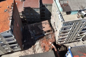 Esenler’de çöken 8 katlı bina bitişiğindeki 2 binaya zarar verdi: Binanın çökme anı kamerada