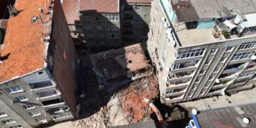 Esenler’de çöken 8 katlı bina bitişiğindeki 2 binaya zarar verdi: Binanın çökme anı kamerada