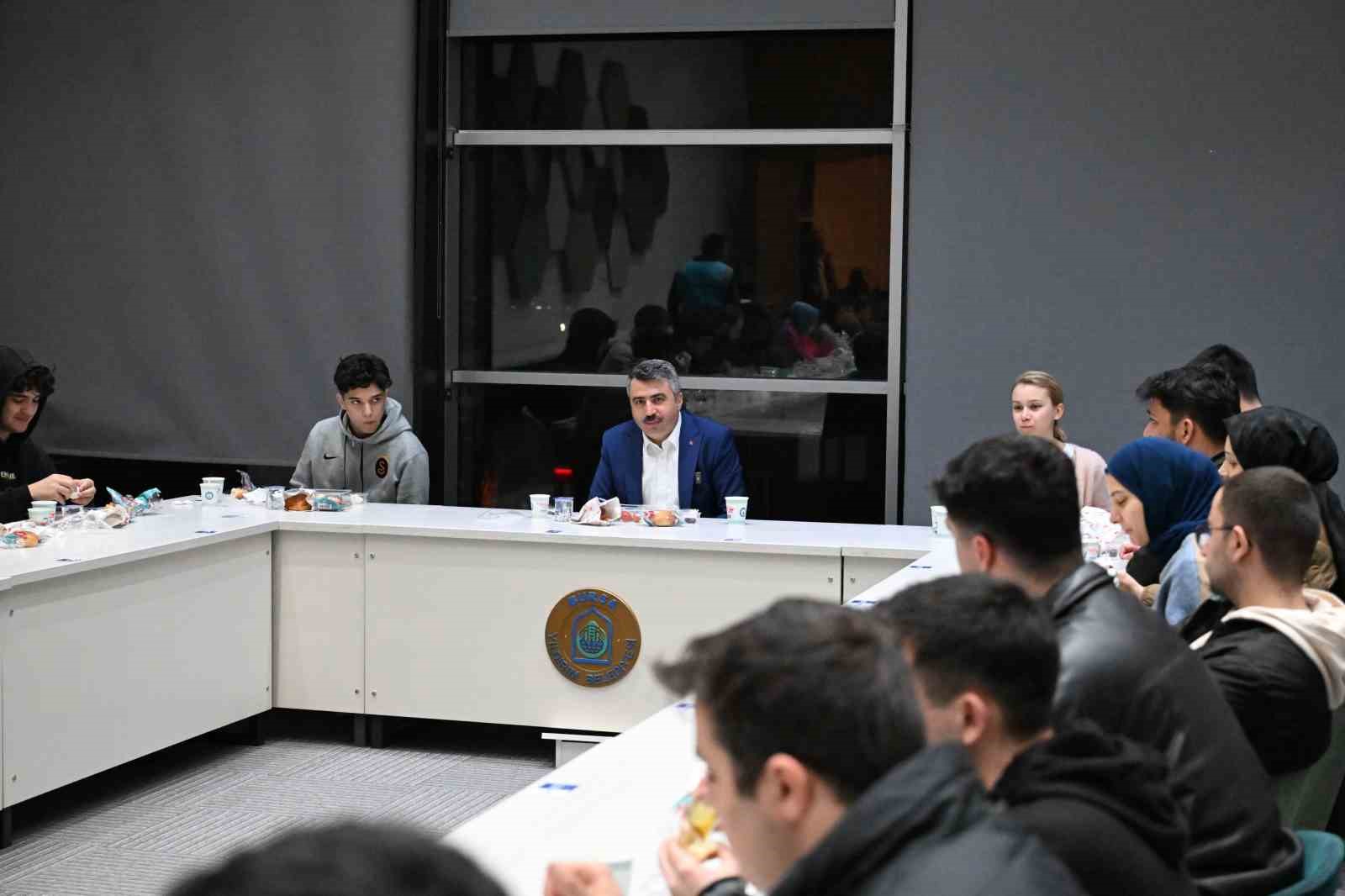 Başkan Yılmaz sahurda gençleri ağırladı