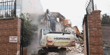 Tarihi surları tehdit eden riskli bina yıkıldı