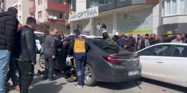 Tekirdağ’da gözleri kararan sürücü, park halindeki 3 araca çarptı