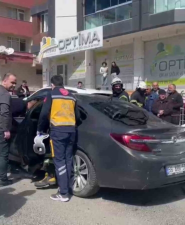 Tekirdağ’da gözleri kararan sürücü, park halindeki 3 araca çarptı