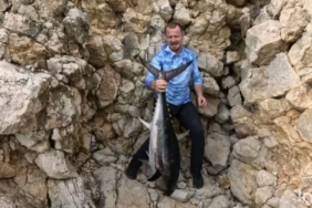 Edirne’de amatör balıkçı kıyıdan attığı oltayla 30 kiloluk orkinos yakaladı