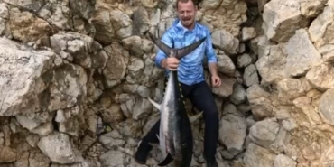 Edirne’de amatör balıkçı kıyıdan attığı oltayla 30 kiloluk orkinos yakaladı