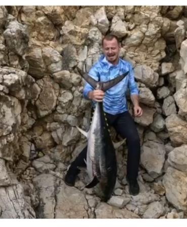 Edirne’de amatör balıkçı kıyıdan attığı oltayla 30 kiloluk orkinos yakaladı