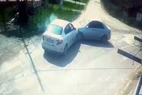 Otomobiller kafa kafaya çarpıştı: Kaza anı kamerada