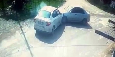 Otomobiller kafa kafaya çarpıştı: Kaza anı kamerada
