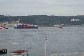 Çanakkale Boğazı’nda makine arızası yapan konteyner gemisi, yedeklenerek çekildi