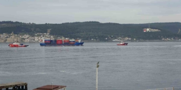 Çanakkale Boğazı’nda makine arızası yapan konteyner gemisi, yedeklenerek çekildi