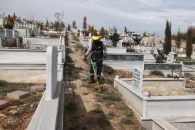 Bayram öncesinde mezarlıklarda temizlik çalışması