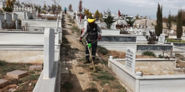 Bayram öncesinde mezarlıklarda temizlik çalışması