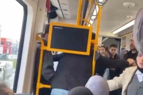 Metroda tartıştığı kişiye tekme atıp küfür etti