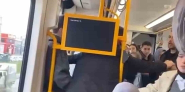 Metroda tartıştığı kişiye tekme atıp küfür etti