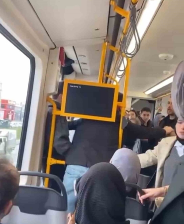 Metroda tartıştığı kişiye tekme atıp küfür etti