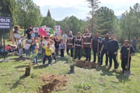 Emniyet personeli ve öğrenciler birlikte fidan dikti