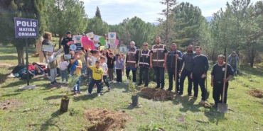 Emniyet personeli ve öğrenciler birlikte fidan dikti