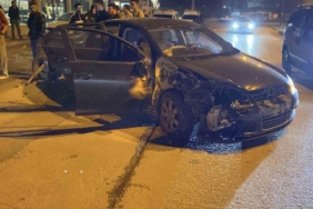 Ehliyetsiz sürücü dehşet saçtı: 4 araca çarparak durdu