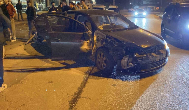 Ehliyetsiz sürücü dehşet saçtı: 4 araca çarparak durdu