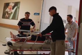 Bursa’da motosiklet park halindeki iki otomobile çarptı: 2 yaralı