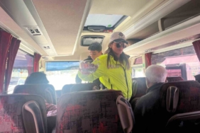 Ekiplerden sürücülere tatlı ve kolonya ikramı