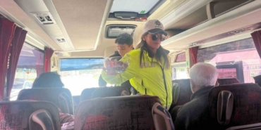 Ekiplerden sürücülere tatlı ve kolonya ikramı