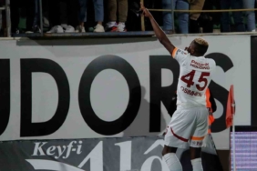 Victor Osimhen ligdeki gol sayısını 17 yaptı