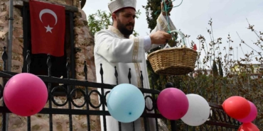 Minareden şeker yağdı