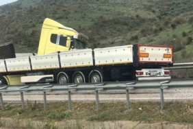 Gönen-Bandırma yolunda tek taraflı kaza trafiği olumsuz etkiledi