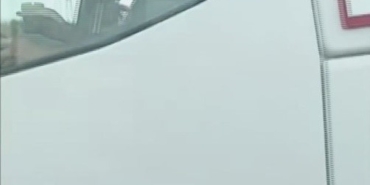 Tır sürücüsü tartıştığı ticari aracın sürücüsüne camdan küllük fırlattı