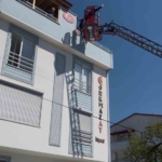 Kaplama yapmak için çıktığı çatıda mahsur kaldı