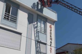 Kaplama yapmak için çıktığı çatıda mahsur kaldı