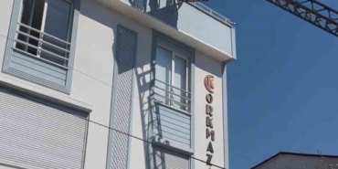 Kaplama yapmak için çıktığı çatıda mahsur kaldı