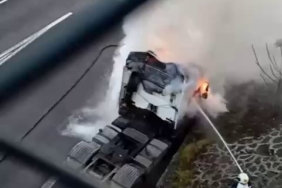 Seyir halindeki tırda çıkan yangını itfaiye söndürdü