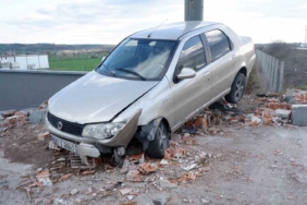 Otomobil duvara çarptı: 1 yaralı