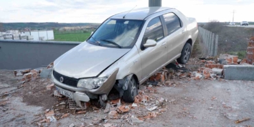 Otomobil duvara çarptı: 1 yaralı