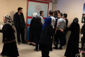 3 yaşındaki çocuk merdiven boşluğuna düşerek ağır yaralandı