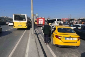 Geri geri kayan İETT otobüsü dolmuşa ve ticari taksiye çarptı