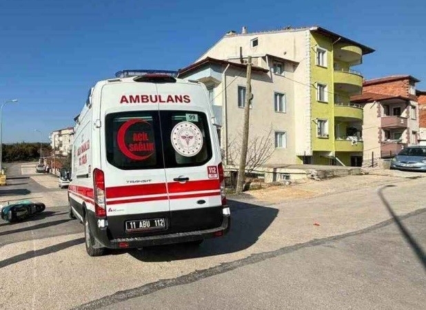 Motosiklet otobüse çarptı, sürücüsü yaralandı