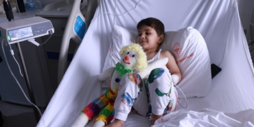 Hastanede tedavi gören miniklere bayram hediyesi