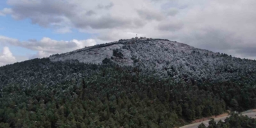 Karla kaplanan Aydos Ormanı zirvesi havadan görüntülendi