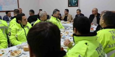 Vali Aygöl, trafik polisleriyle sahur yaptı