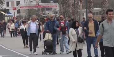 Büyükçekmece’de hava sıcaklığının artmasını fırsat bilenler sahile akın etti