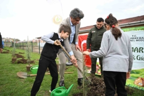 İlkokul öğrencileri fidan dikti