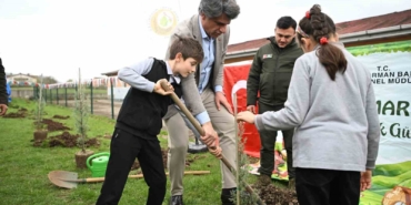 İlkokul öğrencileri fidan dikti